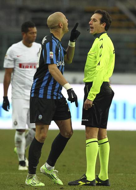 Yacine Benalouane punta il dito contro l’arbitro Banti, reo di averlo espulso in Atalanta-Inter: il difensore dei bergamaschi ha collezionato 9 cartellini gialli e un rosso in 19 presenze. Getty